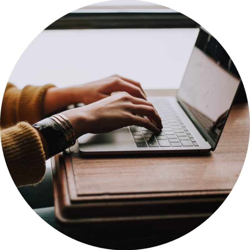 rounded_christin-hume-mfB1B1s4sMc–unsplash ordinateur