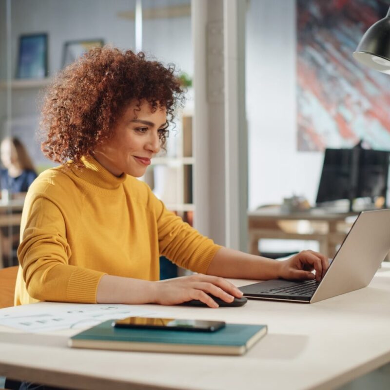 bg_shutterstock_2231710231 femme travaillant sur ordinateur